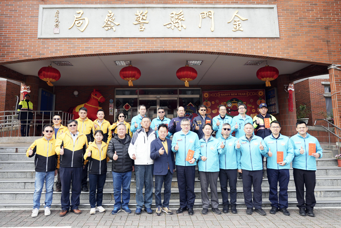 農曆春節將至，為感謝第一線人員及社福機構長期以來為地方付出的辛勞，金門縣議會議長洪允典9日率領縣議會同仁，展開春節前夕慰問行程。（議會提供）