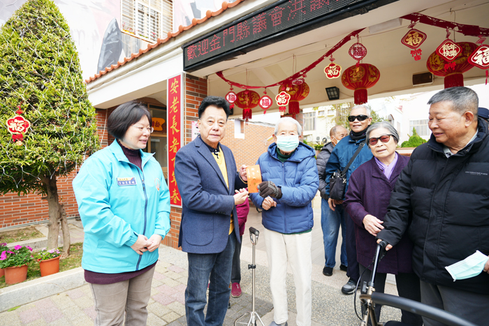 農曆春節將至，為感謝第一線人員及社福機構長期以來為地方付出的辛勞，金門縣議會議長洪允典9日率領縣議會同仁，展開春節前夕慰問行程。（議會提供）