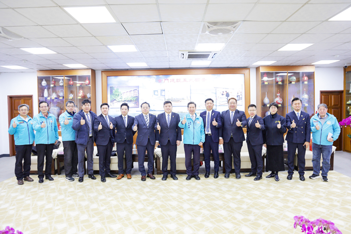 國際青年商會中華民國總會長張旭志率團拜會金門縣長陳福海，就青年發展與交流合作進行會談，縣府相關單位與青商會代表與會。（薛子軒攝）