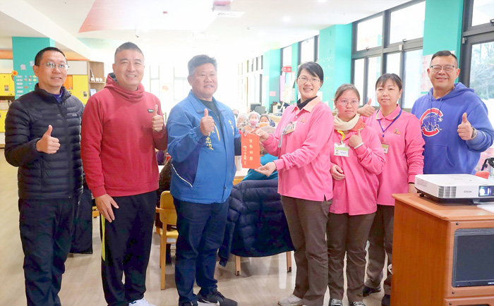 楊忠俊鄉長（左三）慰問安岐多元照顧中心。
（金寧鄉公所提供）