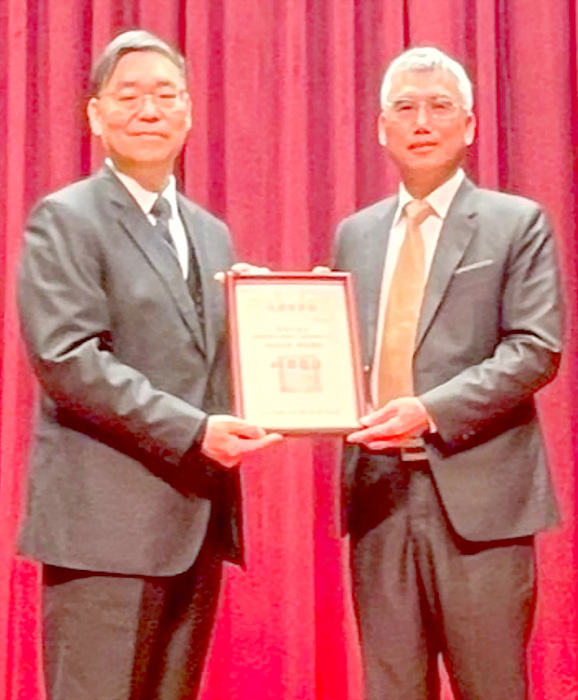 毛有增檢察長代表法務部頒發感謝狀給蔡育仁主委。（犯保協會金門分會提供）