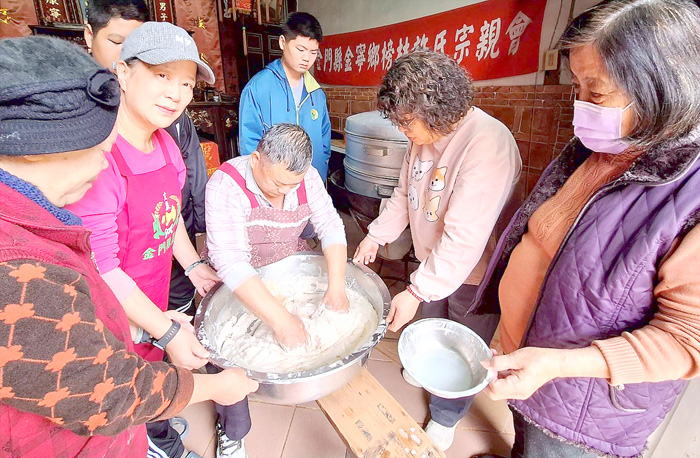 議員許玉昭（左二）與宗親一起製作年糕。（蔡麗玉攝）
