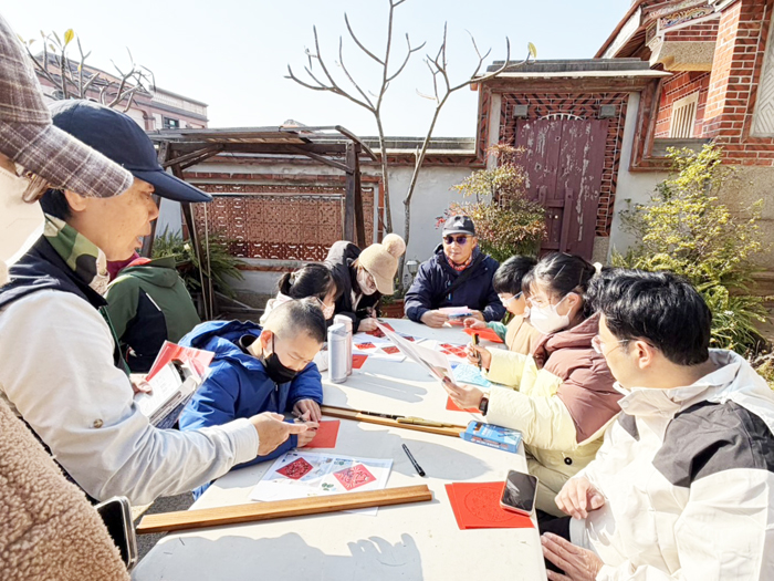 金門國家公園辦理「水頭聚落好時光」活動，親子共遊體驗在地文化。（金管處提供）