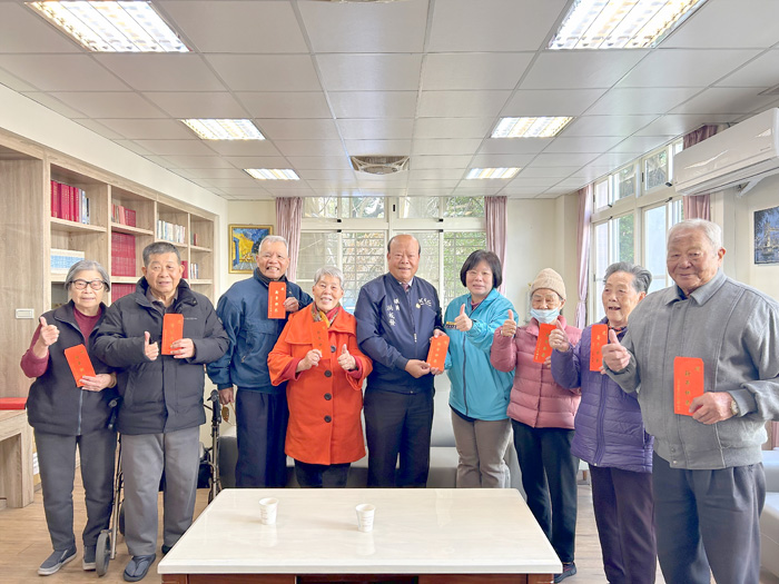 縣議員洪成發關懷在大同之家安養的鄉籍長輩，並贈送春節紅包及團體加菜金。（許加泰攝）