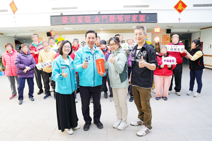 縣長陳福海昨日走訪地區社福機構，致贈加菜金，並向長輩們送上新年祝福。（許峻魁、薛子軒攝）