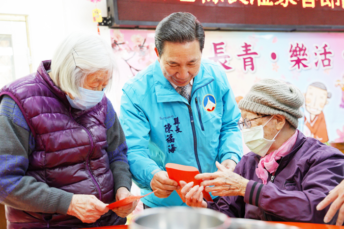 縣長陳福海昨日走訪地區社福機構，致贈加菜金，並向長輩們送上新年祝福。（許峻魁、薛子軒攝）