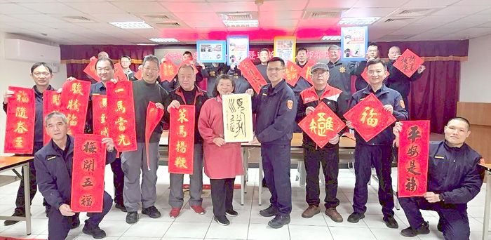 書法好手張君玉、孫國粹等為員警揮毫寫春聯。
（金城分局提供）