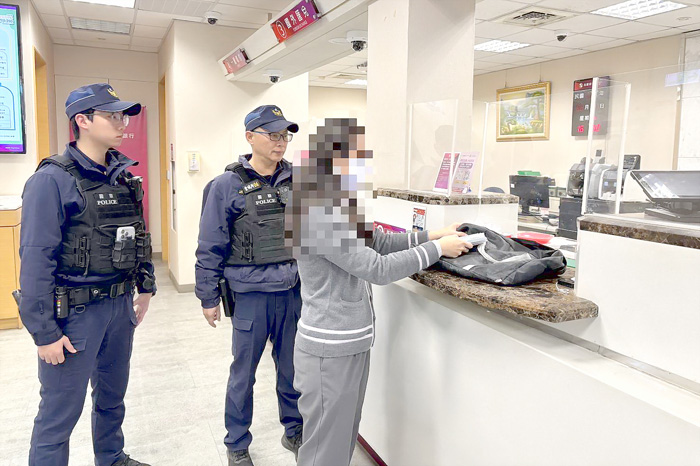 警方協助護鈔。（金城分局提供）
