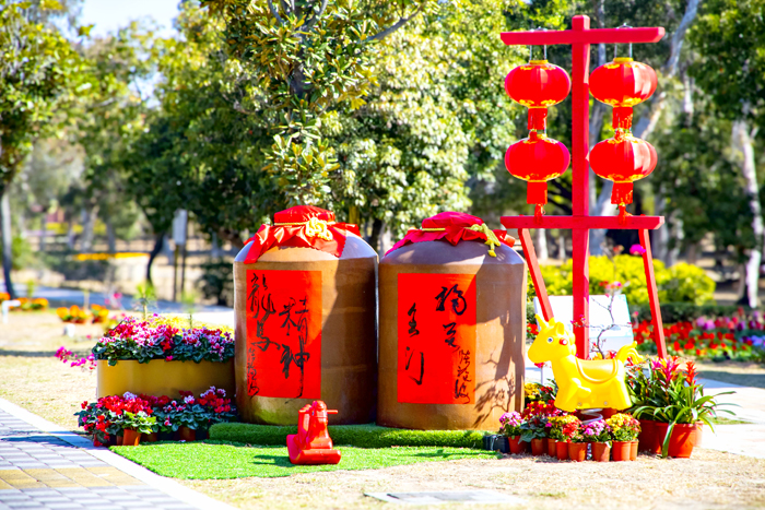 林務所迎新春農業展活動以「金馬奔騰」為主題，在森林公園內推出馬年造景，並有多項結合公益的體驗和手作活動，歡迎鄉親闔家到訪走春。（林務所提供）