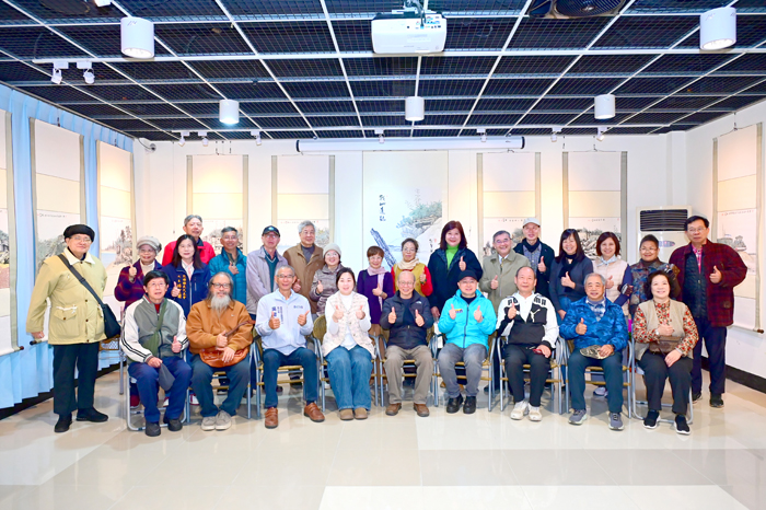 「殘山止水—楊誠國水墨畫展」開幕儀式，烈嶼鄉長洪若珊（前排左四）與參展藝術家楊誠國（前排左五）、各界人士合影。（烈嶼鄉公所提供）