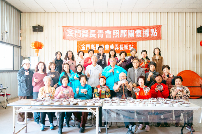 長青會年前製作年糕，志工與到場貴賓們合影。（許峻魁攝）