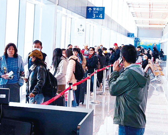 金門「小三通」往來熱絡，縣府期待大陸開放更多省市居民來遊。（李金生攝）