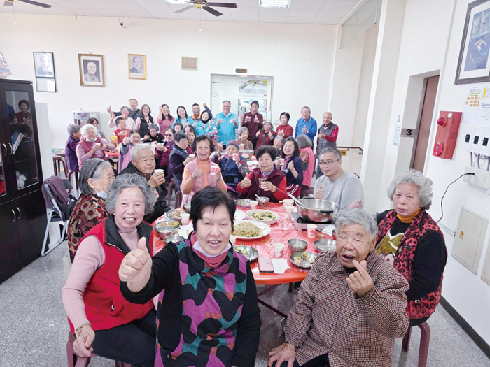 副縣長李文良參加水頭圍爐，向長輩們拜年。（許峻魁攝）