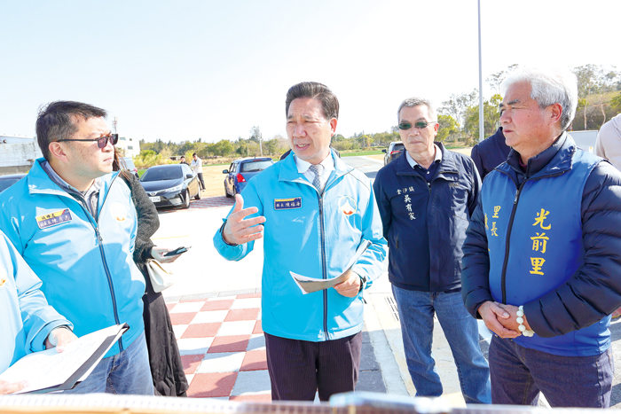 縣長陳福海前往金沙鎮青年自建住宅基地現勘，了解開發情形與推動進度。（薛子軒攝）