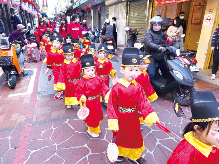 小小財神沿途賀年，萌樣吸睛。（許峻魁攝）