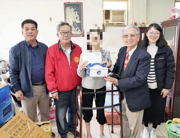 金湖鎮長陳文顧偕同胡璉基金會董事長陳龍安、料羅里長謝慶閣及金湖鎮公所社會課長許晏瑜，前往慰問關懷金湖鎮鎮民呂女士。（金湖鎮公所提供）