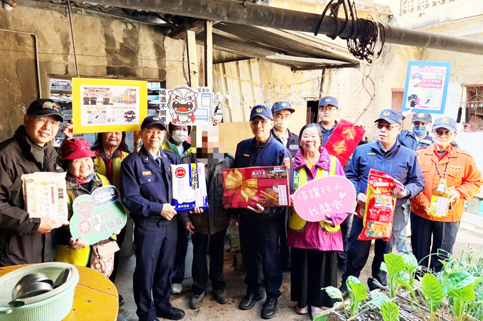 金城分局分局長周宏璘率領金城派出所、偵查隊同仁及支援替代役男，並結合金城民防中隊、義警、義交及志工團隊，前往轄內關懷慰問獨居長者，傳遞溫暖與祝福。（金城分局提供）