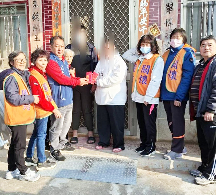 盤山社區寒冬送暖，將募得之善款轉交家屬。（蔡麗玉攝）