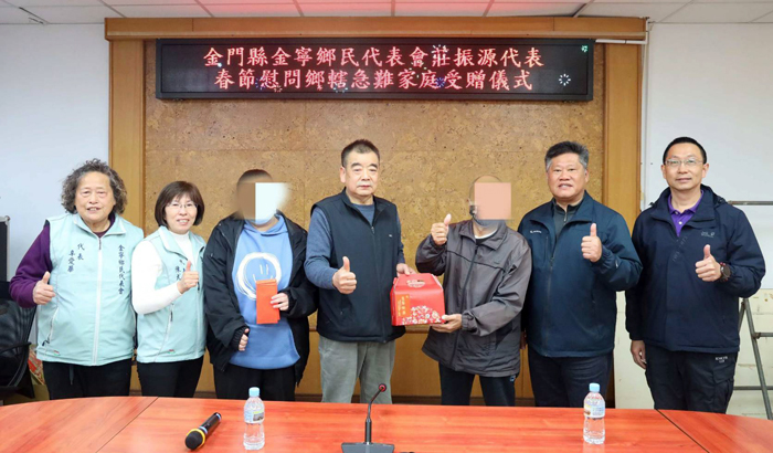 金寧鄉民代表莊振源（中）捐薪助急難家庭。（金寧鄉公所提供）