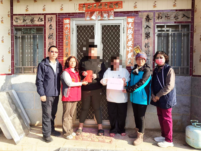 金寧鄉代表翁明惠（左二）在鄉公所社會課長李煜翔（左一）的陪同下，轉贈善款關懷余姓弱勢家庭。（金寧鄉公所提供）