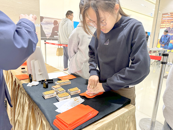 活動現場提供紅包袋印章DIY體驗，民眾親手蓋印吉祥圖樣紅包袋，為新年增添喜氣與祝福。（昇恆昌金湖廣場提供）