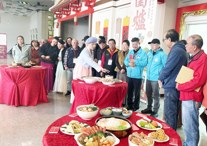金門歷史民俗博物館「圍爐古今中外文化特展」昨開幕。（陳麗妤攝）