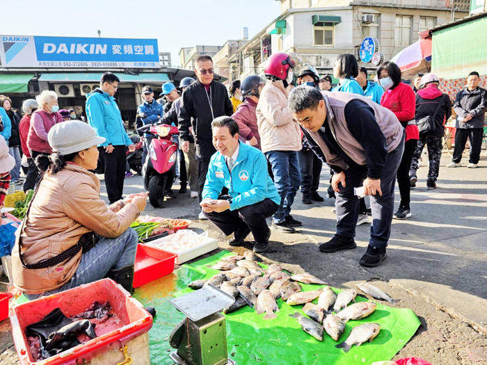 陳福海視察金城菜市場。（許峻魁攝）