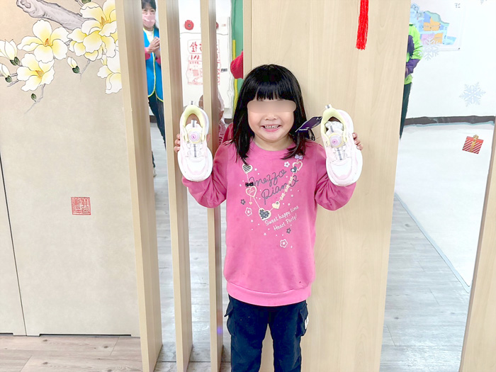 善心人士攜手金湖社福中心送鞋券助兒少，孩子買了喜歡的鞋子，開心地說：「是很棒的新年禮物！」
（金湖社福中心提供）