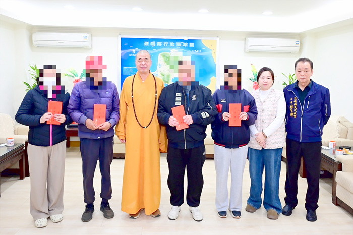 太武山海印寺住持性海師父一行前往烈嶼鄉公所，慰問受慰戶並致贈慰問金。（烈嶼鄉公所提供）
