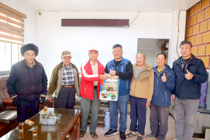 金寧鄉長楊忠俊探訪鄉轄老人會，向長者拜早年祝賀新春。（金寧鄉公所提供）