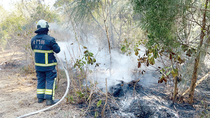 金湖鎮新湖漁港旁樹林有雜草火警發生，遂立即派遣第二大隊金湖分隊及金沙分隊，動員各式消防車前往搶救。