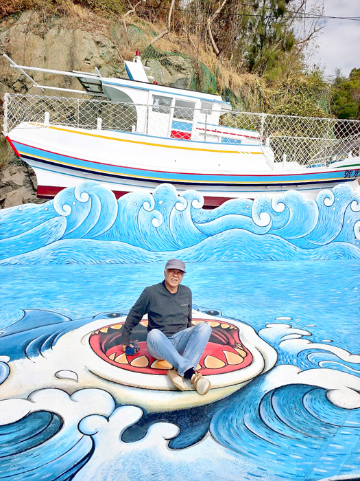 王明宗於新湖漁港打造「浯島時光號」彩繪作品，歡迎民眾過年走春前往打卡。（王明宗提供）
