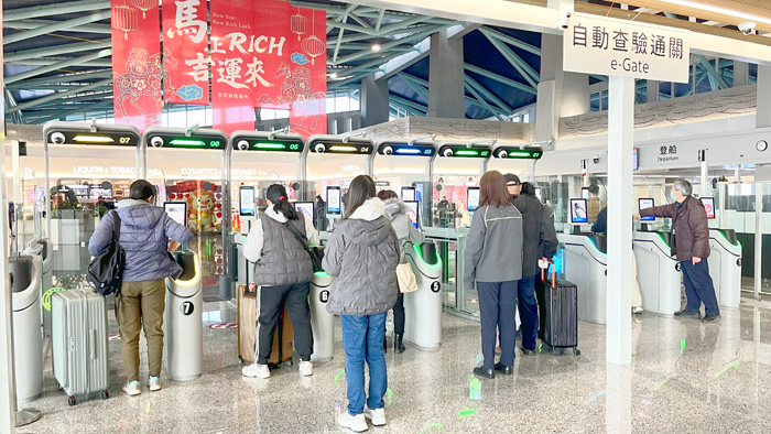 金門港旅運中心首次春運，旅客使用新世代e-Gate享受快速便利通關服務，享受優質新場站。（移民署提供）