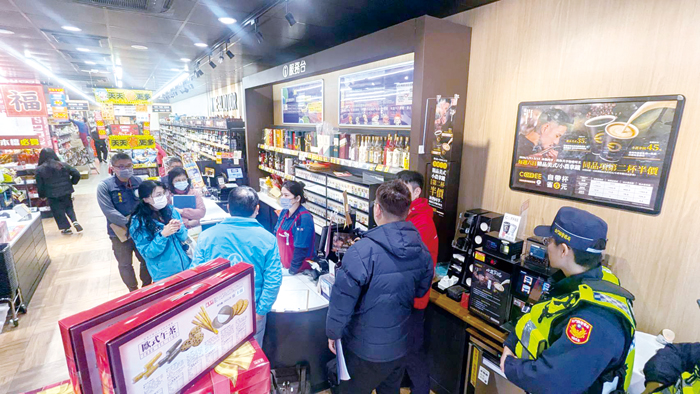 農曆春節將至，金門縣政府由消保官偕同消防局等相關單位，針對縣內多家大型賣場實施公共安全聯合稽查。（城鄉發展處提供）