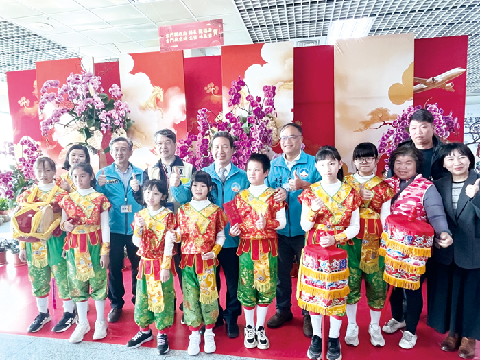 縣長陳福海、副縣長李文良、觀光處長許績鑫、金門航空站主任林義勇與正義國小師生開心合影。（高凡淳攝）