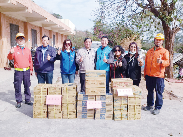 慰勞金城鎮清潔隊資源回收中心的清潔隊員。（金城鎮民代表會提供）