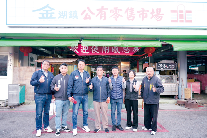春節前夕，金湖鎮長陳文顧與鎮代會主席蔡乃靖等人前往市場關心民眾採買年貨情形。（金湖鎮公所提供）