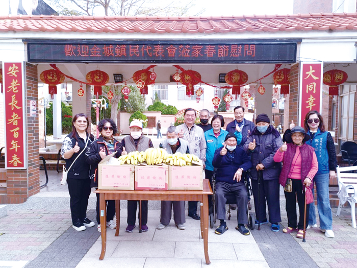 金城鎮民代表會赴大同之家向長輩們拜年。（金城鎮民代表會提供）