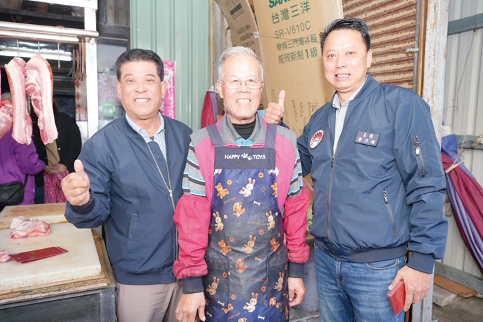 春節前夕，金湖鎮長陳文顧與鎮代會主席蔡乃靖等人前往市場關心民眾採買年貨情形。（金湖鎮公所提供）