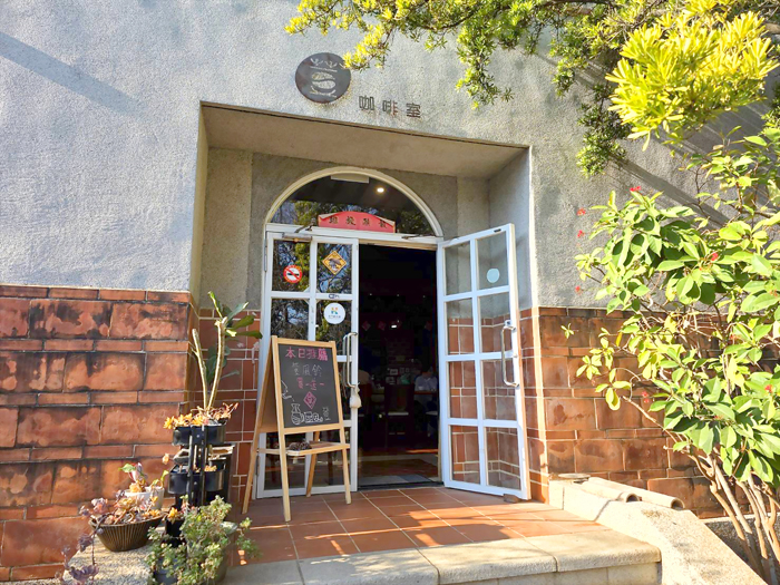 中山林荳咖啡室，是鄉親走春休憩，談天說地的好去處。
（許峻魁攝）