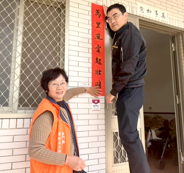 榮民服務處攜手榮欣志工，春節前夕主動深入社區關懷年長獨居榮民，讓榮民長輩安心、溫暖迎新春。
（金門縣榮民服務處提供）