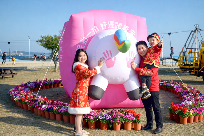 習山湖公園設置大型充氣「拍馬屁」打卡裝置，象徵「拍馬屁、好運來」。（烈嶼鄉公所提供）