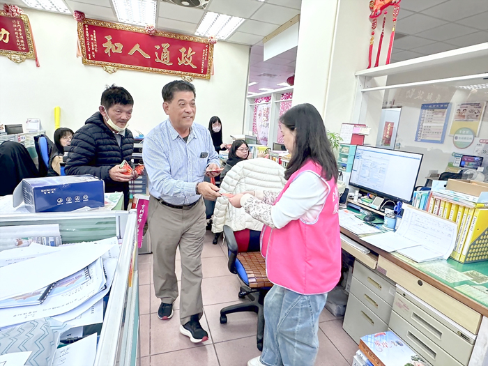 春節前最後一個上班日，金湖鎮長陳文顧向鎮公所同仁拜年。（金湖鎮公所提供）