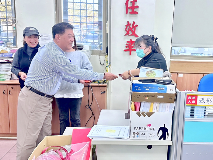 春節前最後一個上班日，金湖鎮長陳文顧向鎮公所同仁拜年。（金湖鎮公所提供）