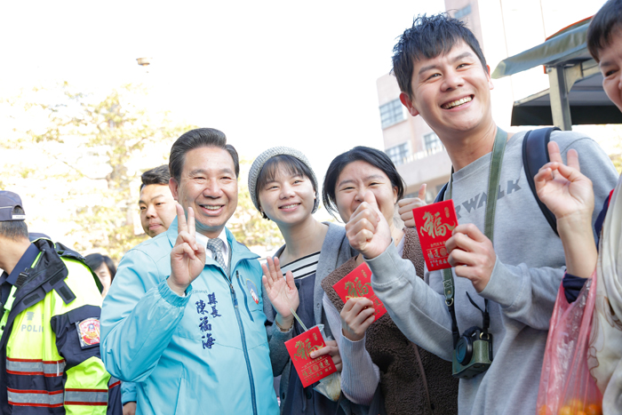 縣長陳福海14日率隊視察金湖公有零售市場、金沙沙美市場等傳統市場，了解年節貨物供需情形，所到之處深受歡迎並與民眾合影。
（薛子軒攝）