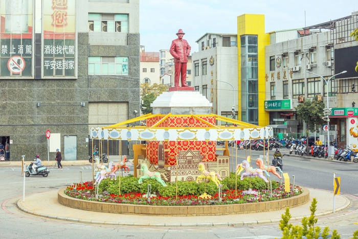 今年春節佈置結合馬年主題與童趣美學，讓金門街景換上繽紛喜氣的新裝。（翻攝臉書樂遊金門）