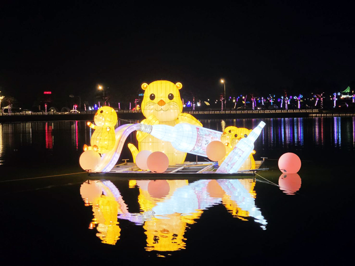 元宵節主燈雖尚未點亮，周邊燈組已經提前亮燈，邀請民眾欣賞。（許峻魁攝）