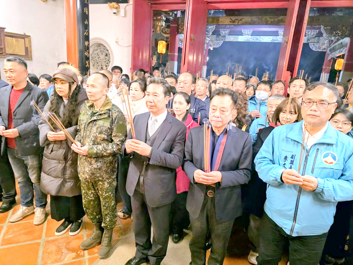 大年初一凌晨，金門各界政要及民眾登高祈福。（許峻魁攝）