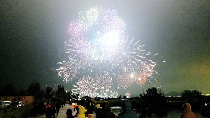兩岸煙火年初一登場，火樹銀花，絢爛耀眼。（許峻魁攝）