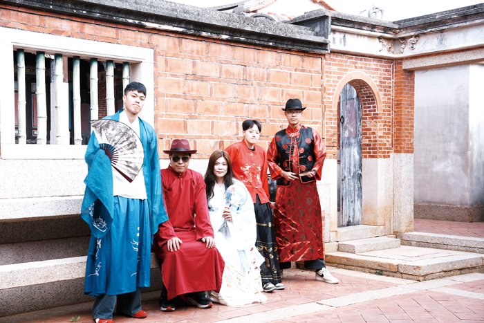 換上漢服的一家人在瓊林怡穀堂合影。（金管處提供）